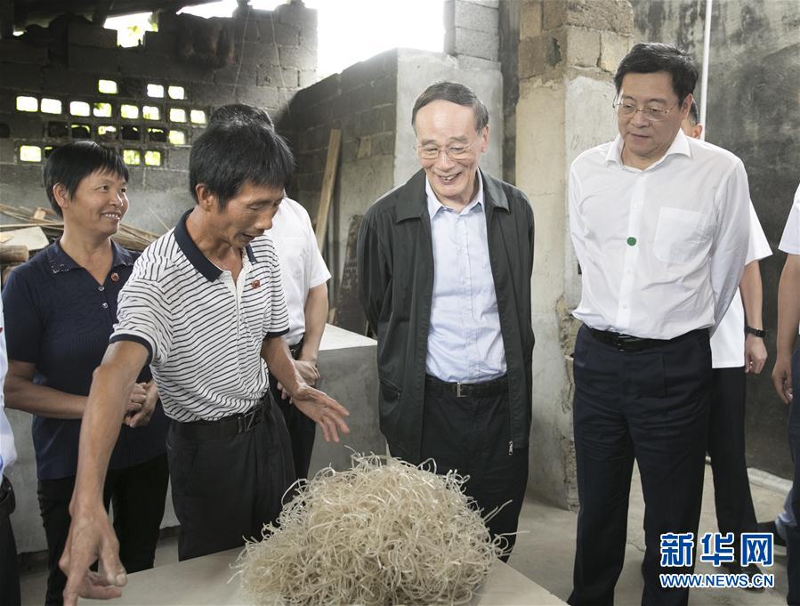 9月3日至5日，中共中央政治局常委、中央紀委書記、中央巡視工作領導小組組長王岐山在湖南省調(diào)研并主持召開巡察工作座談會。這是9月4日，王岐山在瀏陽市官橋鎮(zhèn)石灰嘴村貧困戶家中了解脫貧情況。新華社記者 王曄 攝

