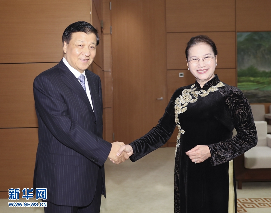 應越南共產黨邀請，中共中央政治局常委、中央書記處書記劉云山9月18日至19日對越南進行正式訪問。這是9月19日，劉云山在河內會見越南國會主席阮氏金銀。 新華社記者 丁林 攝