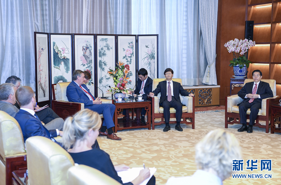 9月26日，中共中央政治局委員、中央政法委書記孟建柱在北京會(huì)見來華出席國際刑警組織第86屆全體大會(huì)的比利時(shí)副首相兼內(nèi)政大臣讓邦。國務(wù)委員、公安部部長郭聲琨參加有關(guān)會(huì)見。新華社記者 張領(lǐng) 攝