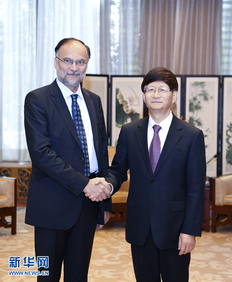 9月26日，中共中央政治局委員、中央政法委書記孟建柱在北京會(huì)見來華出席國際刑警組織第86屆全體大會(huì)的巴基斯坦內(nèi)政部長伊克巴爾。新華社記者 張領(lǐng) 攝