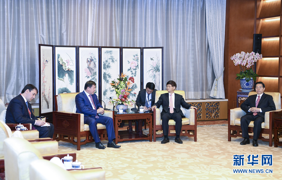 9月26日，中共中央政治局委員、中央政法委書記孟建柱在北京會(huì)見來華出席國際刑警組織第86屆全體大會(huì)的塔吉克斯坦內(nèi)務(wù)部長拉希姆佐達(dá)。國務(wù)委員、公安部部長郭聲琨參加有關(guān)會(huì)見。新華社記者 張領(lǐng) 攝