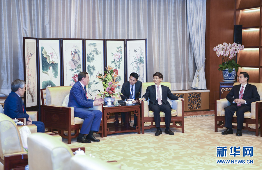 9月26日，中共中央政治局委員、中央政法委書記孟建柱在北京會(huì)見來華出席國際刑警組織第86屆全體大會(huì)的哈薩克斯坦內(nèi)務(wù)部長卡西莫夫。國務(wù)委員、公安部部長郭聲琨參加有關(guān)會(huì)見。新華社記者 張領(lǐng) 攝