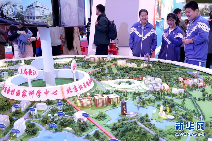 （十九大時光·圖文互動）（4）向著夢想，奮進(jìn)！——來自“砥礪奮進(jìn)的五年”大型成就展現(xiàn)場的報道 