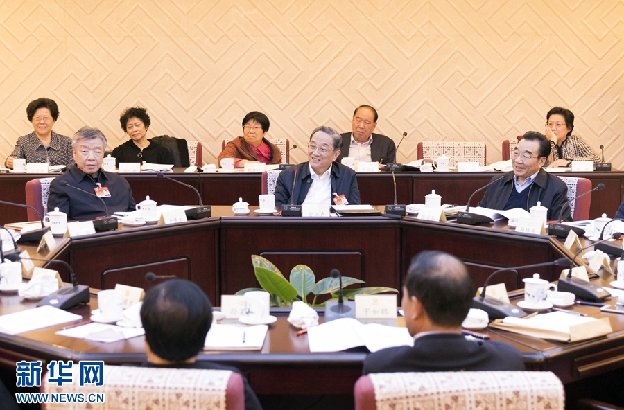 10月30日，政協(xié)第十二屆全國委員會常務(wù)委員會第二十三次會議舉行分組討論，與會人員圍繞深入學(xué)習(xí)貫徹中共十九大精神認(rèn)真討論，積極建言獻(xiàn)策。全國政協(xié)主席俞正聲參加討論。新華社記者 丁海濤 攝