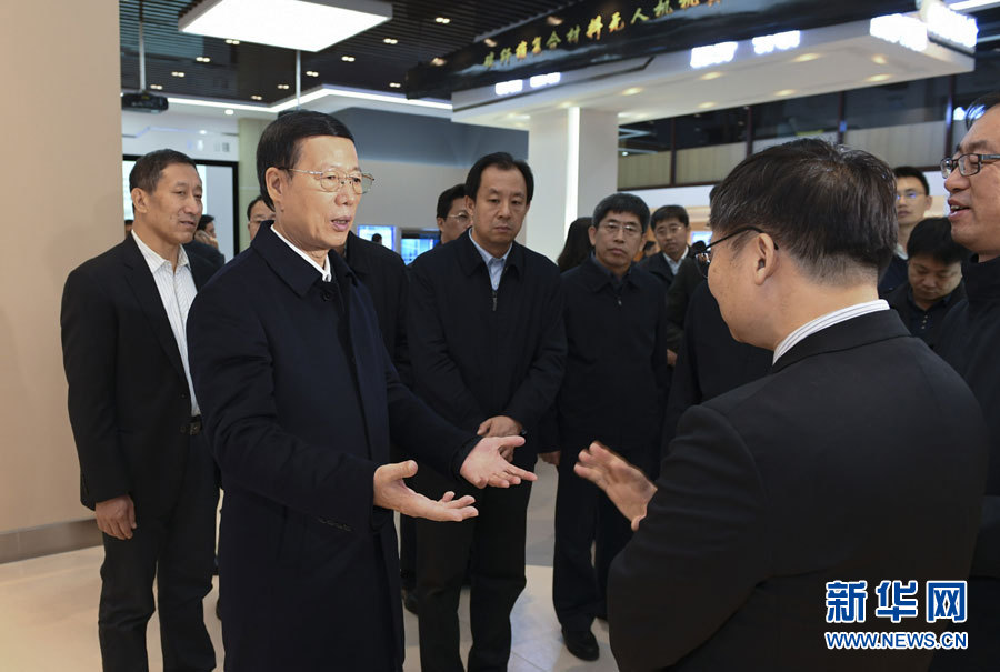 11月14日至15日，國(guó)務(wù)院副總理張高麗在黑龍江調(diào)研。這是11月14日，張高麗到黑龍江工業(yè)技術(shù)研究院成果展示中心，了解產(chǎn)學(xué)研結(jié)合推動(dòng)創(chuàng)新發(fā)展情況。 新華社記者 高潔 攝