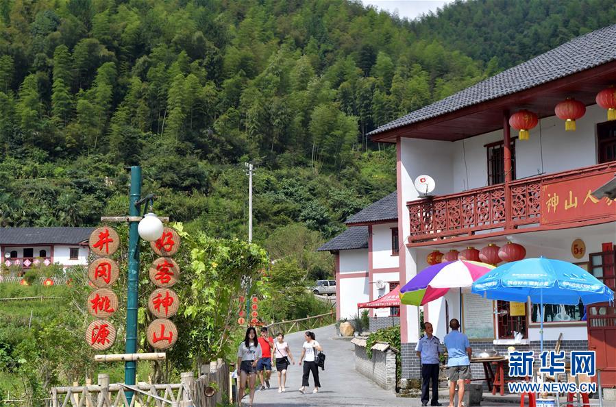 (新華全媒頭條·圖文互動(dòng))(5)開啟新征程 譜寫新史詩(shī)——以習(xí)近平同志為核心的黨中央引領(lǐng)中國(guó)特色社會(huì)主義進(jìn)入新時(shí)代