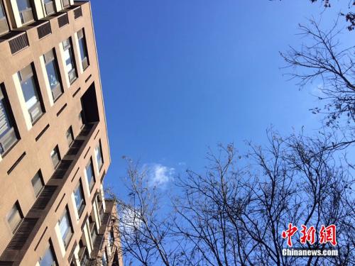 2017年12月7日，北京空氣質量較好，圖為北京豐臺區某小區拍到的藍天。<a target='_blank'  >中新網</a> 邱宇 攝