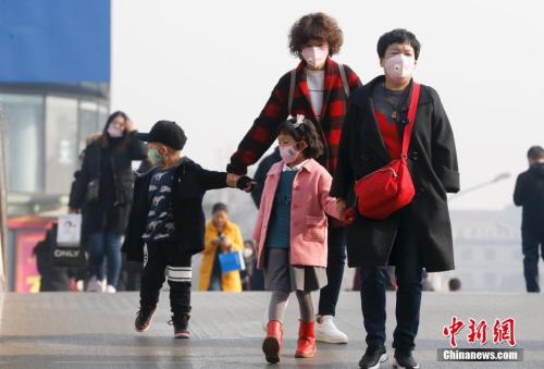 2016年12月19日，北京被霧霾籠罩，民眾戴防霧霾口罩出行。 <a target='_blank' >中新社</a>記者 杜洋 攝