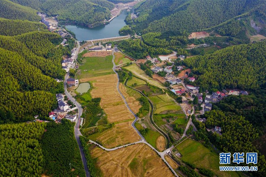(圖文互動·新華全媒頭條)(6)讓農民致富奔小康的道路越走越寬廣——黨的十八大以來以習近平同志為核心的黨中央關心農村公路發展紀實