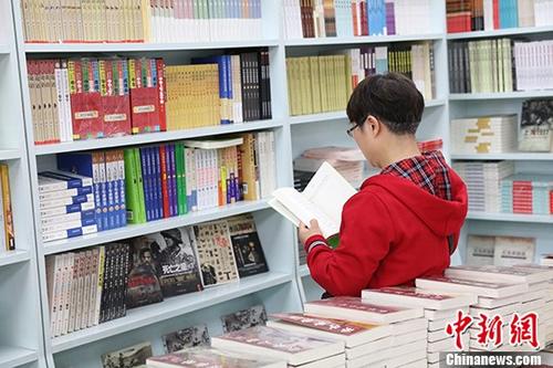 5月9日，一女子在哈爾濱市某書店選購圖書。從5月1日至5月4日，全國32家紙廠宣布漲價，各紙種漲價幅度為每噸100元至300元不等。對此，出版行業(yè)業(yè)內人士表示“因為紙張價格上漲，直接造成了出版成本的明顯增加，出版行業(yè)只能被迫對圖書定價進行調整。”
<a target='_blank' >中新社</a>記者 于琨 攝