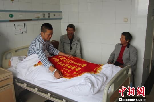 被救的李忠起、張總鳳夫婦看望受傷后的李運飛。　汪渝 攝