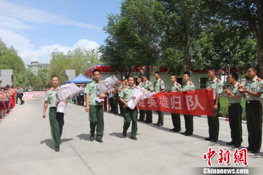 部隊官兵們迎接出院歸來的李運飛(中)和其他消防戰士?！⊥粲?攝