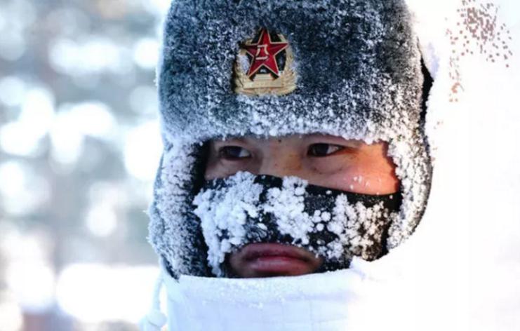 2018年2月5日，駐守在漠河縣北極村的北部戰區陸軍某部官兵在執勤（來源：新華社）