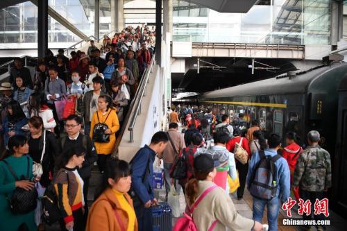 資料圖：2018年3月12日，旅客在昆明火車站進站乘車。<a target='_blank' ><p  align=