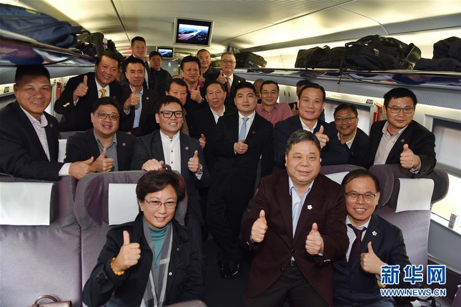 （兩會·圖文互動）（1）港區全國人大代表和政協委員首次集體乘高鐵抵京參會