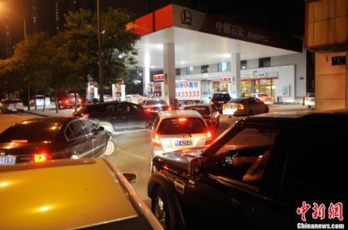 資料圖：山西太原一加油站內(nèi)，私家車主排隊加油。<a target='_blank' ><p  align=
