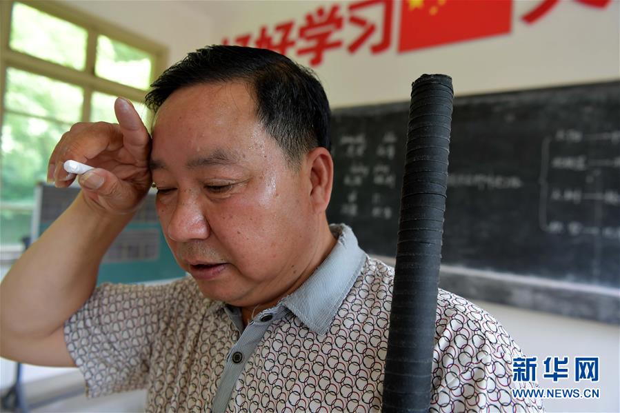 （中國網(wǎng)事·感動2019·圖文互動）（2）鄉(xiāng)村教師高自仁：60多根拐杖，撐起42年教學(xué)路
