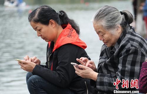 圖為中國中老年女性使用智能手機(jī)上網(wǎng)。(資料圖) 劉占昆 攝