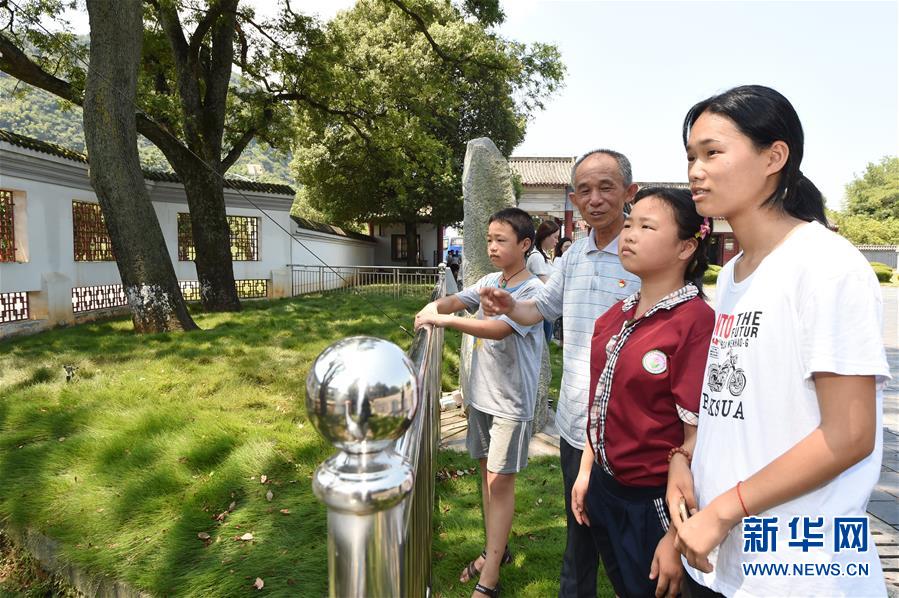 （壯麗70年·奮斗新時代——記者再走長征路·圖文互動）（3）“紅軍樹”下憶初心、守初心