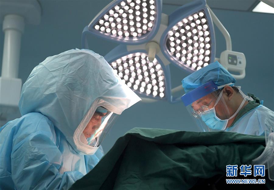 （中國網事·感動2019·圖文互動）（1）為艾滋病患者主刀的醫生馮秀嶺：每個生命都值得尊重