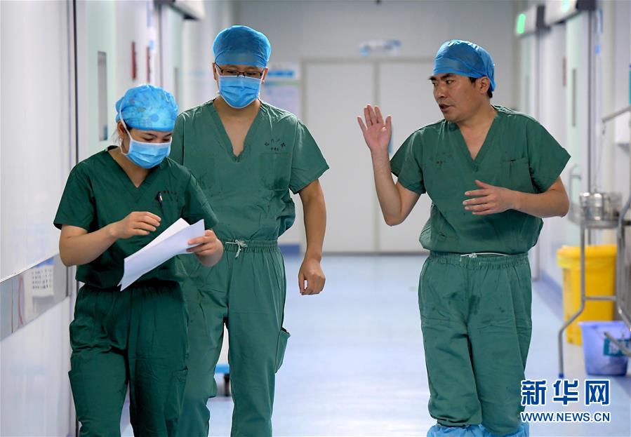 （中國網事·感動2019·圖文互動）（6）為艾滋病患者主刀的醫生馮秀嶺：每個生命都值得尊重