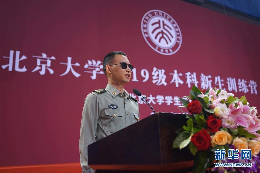 （圖文互動(dòng)）特寫：“讓我來(lái)”——“排雷英雄戰(zhàn)士”杜富國(guó)與北京大學(xué)新生交流見聞