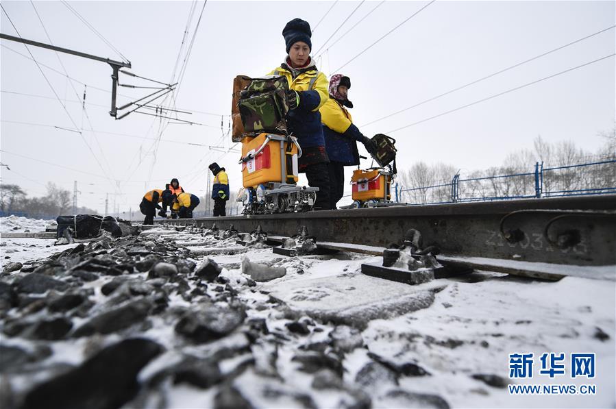 （新春走基層）（1）嚴寒下的“鐵路醫生”：風雪中守護回家路