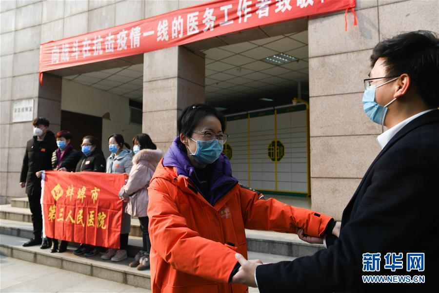（在習(xí)近平新時代中國特色社會主義思想指引下——新時代新作為新篇章·習(xí)近平總書記關(guān)切事·圖文互動）（7）當億萬只手緊握在一起……——戰(zhàn)“疫”一線感受中國力量