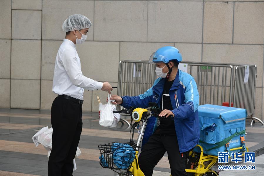 （聚焦復工復產·圖文互動）（1）觸網接單、開發簡餐、直播賣貨——餐企換招自救