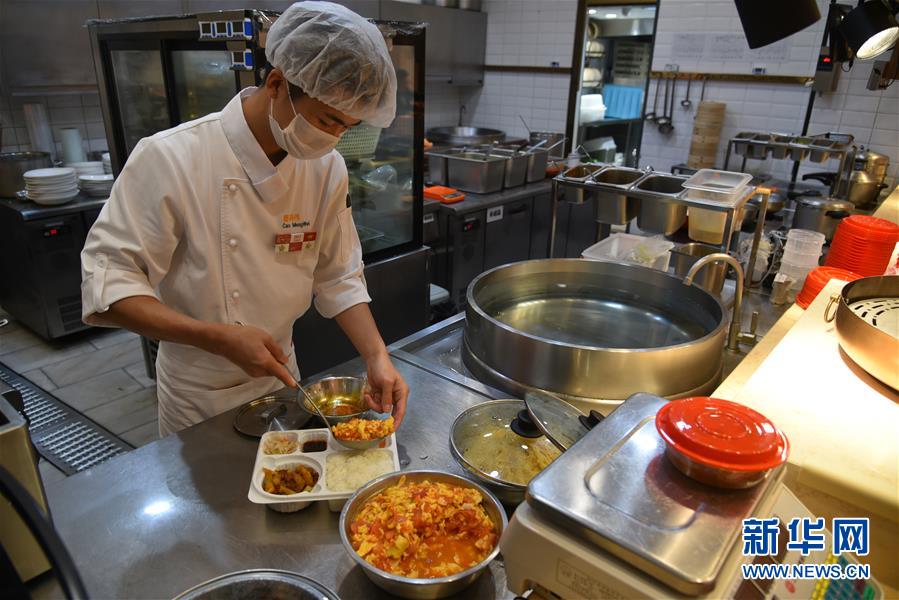 （聚焦復工復產·圖文互動）（5）觸網接單、開發簡餐、直播賣貨——餐企換招自救