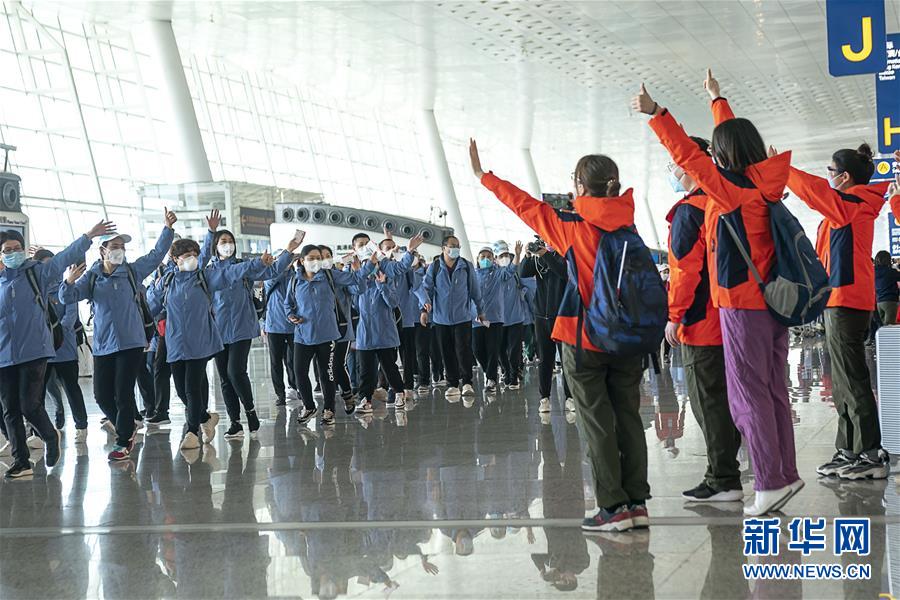 （新華全媒頭條·圖文互動(dòng)）（2）最美逆行者，武漢永遠(yuǎn)記得你！——首批援鄂醫(yī)療隊(duì)返程紀(jì)實(shí)