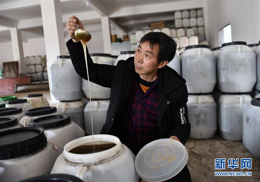 （決戰決勝脫貧攻堅·圖文互動）（1）一位農民的產業扶貧成績單 