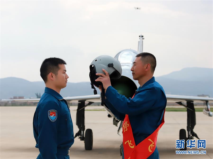 （圖文互動(dòng)）（2）5290小時(shí)！中國空軍殲擊機(jī)飛行紀(jì)錄保持者光榮停飛