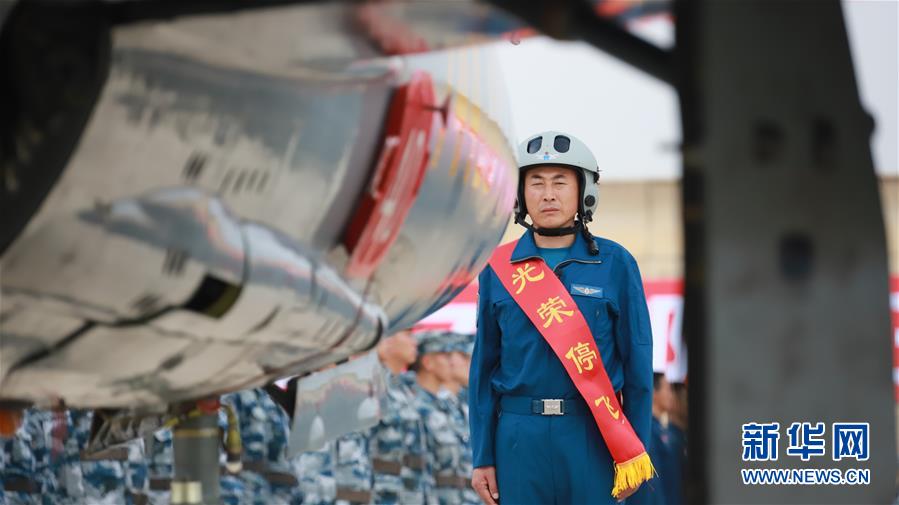 （圖文互動(dòng)）（7）5290小時(shí)！中國空軍殲擊機(jī)飛行紀(jì)錄保持者光榮停飛