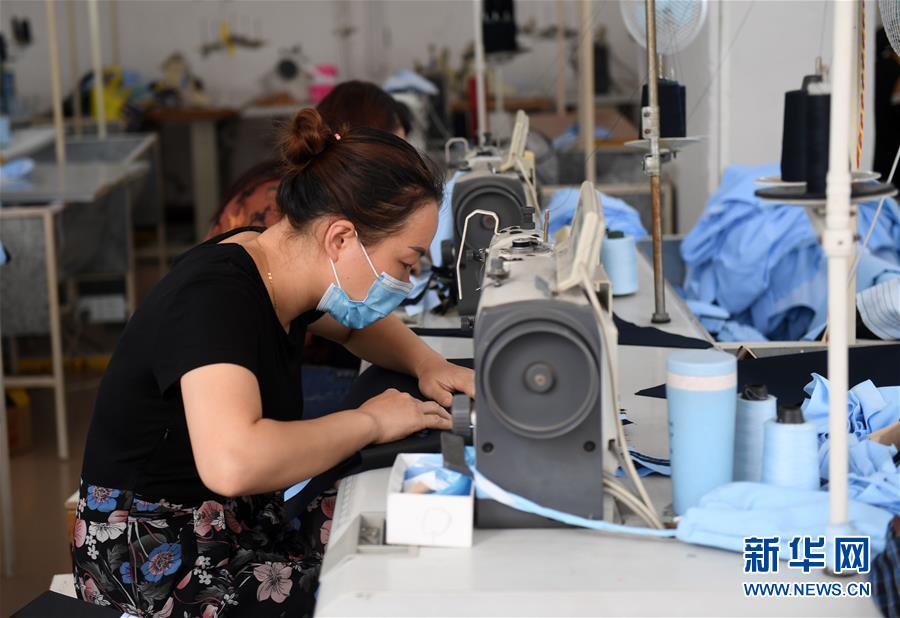 （在習(xí)近平新時(shí)代中國特色社會主義思想指引下——新時(shí)代新作為新篇章·習(xí)近平總書記關(guān)切事·圖文互動）（4）讓每一個(gè)角落都感受到幸福的溫情——人口較少民族在脫貧攻堅(jiān)大潮中的奮進(jìn)故事