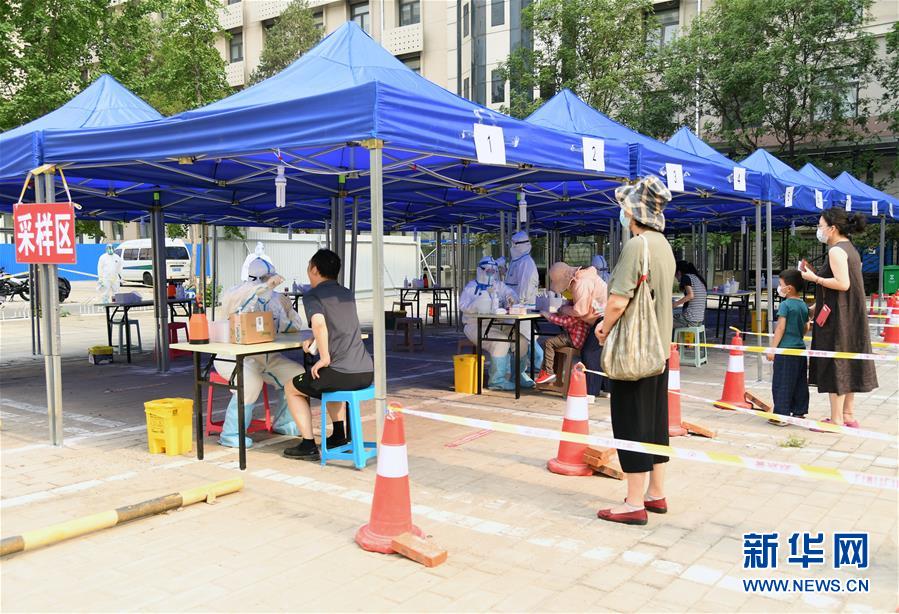 （新華全媒頭條·圖文互動）（4）構(gòu)筑守護(hù)城市、守護(hù)生命的堅(jiān)強(qiáng)防線——北京開展大規(guī)模核酸檢測