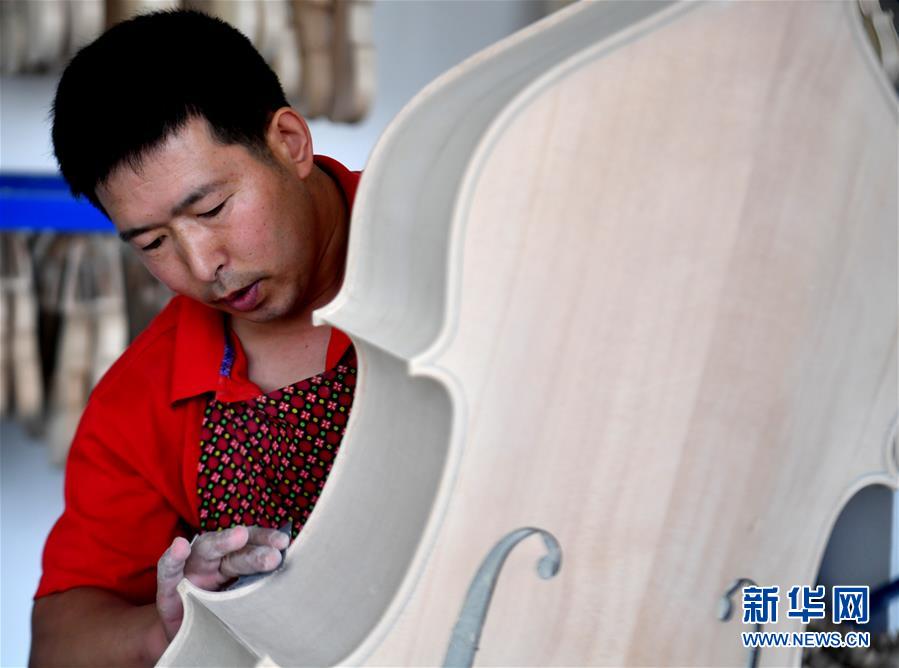 （走向我們的小康生活·圖文互動(dòng)）（4）放下鋤頭，卻撥動(dòng)命運(yùn)的琴弦