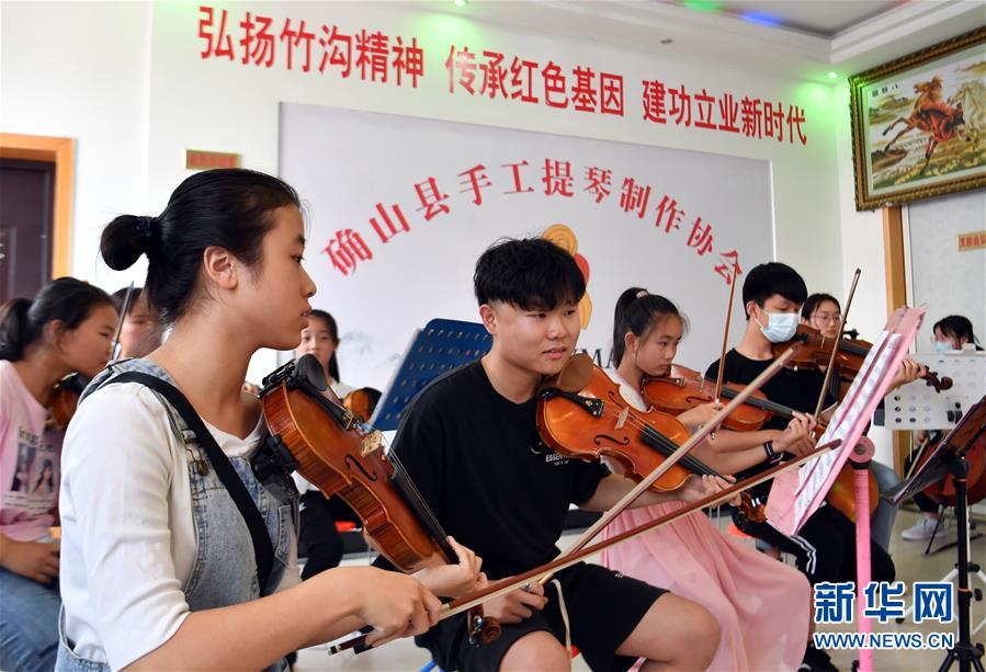 （走向我們的小康生活·圖文互動(dòng)）（8）放下鋤頭，卻撥動(dòng)命運(yùn)的琴弦