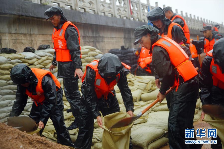 （防汛抗洪·圖文互動）（1）洪水不退，子弟兵誓死不退——解放軍和武警部隊官兵參與洪澇災害搶險救援記事
