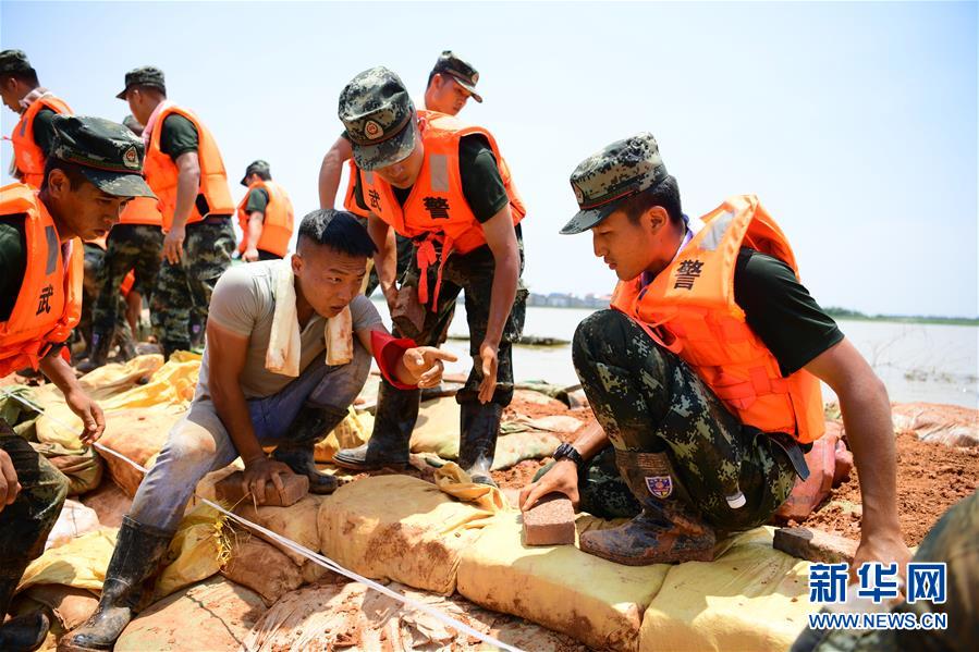 （防汛抗洪·圖文互動）（2）洪水不退，子弟兵誓死不退——解放軍和武警部隊官兵參與洪澇災害搶險救援記事