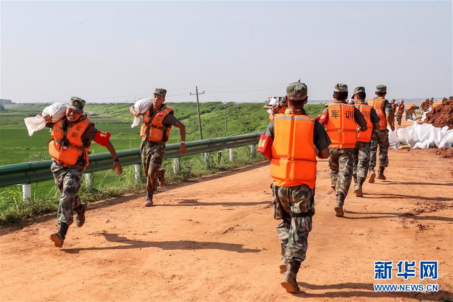 （防汛抗洪·圖文互動）（5）洪水不退，子弟兵誓死不退——解放軍和武警部隊官兵參與洪澇災害搶險救援記事