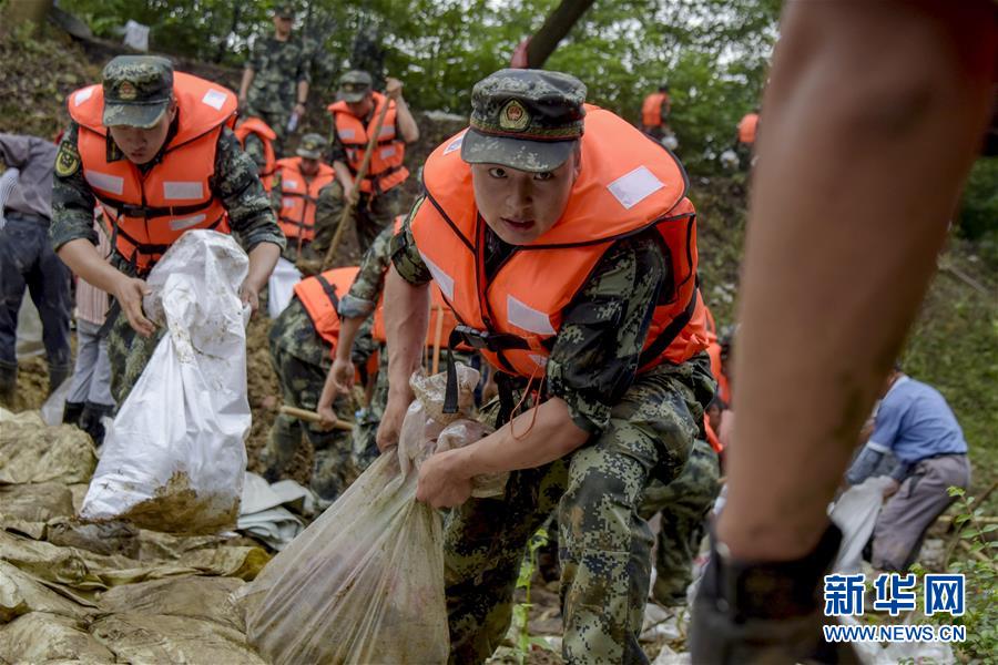 （防汛抗洪·圖文互動）（6）洪水不退，子弟兵誓死不退——解放軍和武警部隊官兵參與洪澇災害搶險救援記事