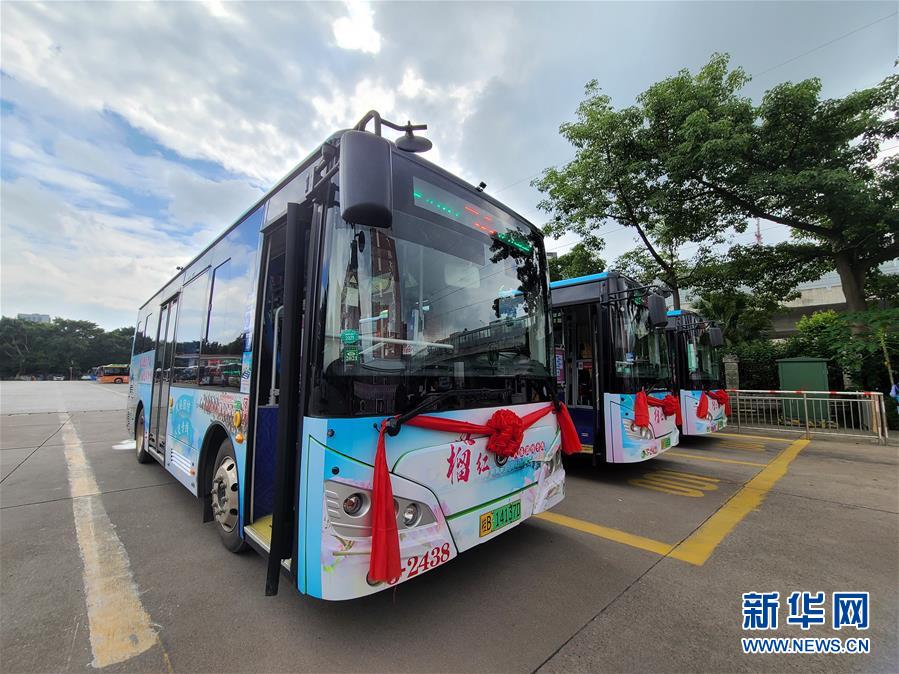 (圖文互動)(1)“石榴紅”里的民族情——廣西柳州首發(fā)民族團結公交專線見聞