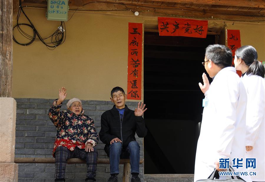（習近平的小康故事·新華網(wǎng)·圖文互動）（6）“真正解決好基層群眾看病難、看病貴問題”——習近平和群眾健康的故事