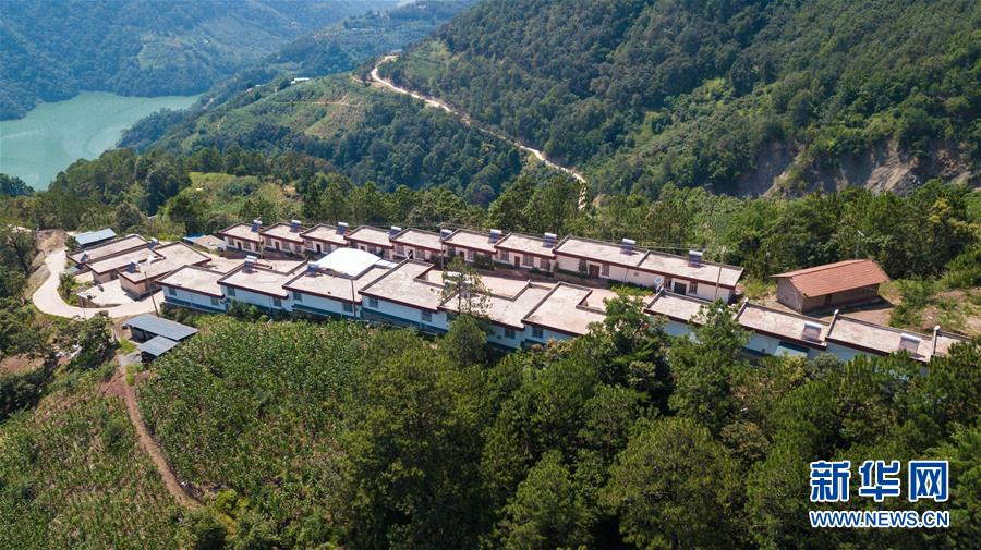 （在習(xí)近平新時代中國特色社會主義思想指引下——新時代新作為新篇章·總書記關(guān)心的百姓身邊事·圖文互動）（1）“四好農(nóng)村路”：通向幸福，通向遠(yuǎn)方