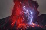 大自然“憤怒”之力！攝影師拍到火山閃電奇觀