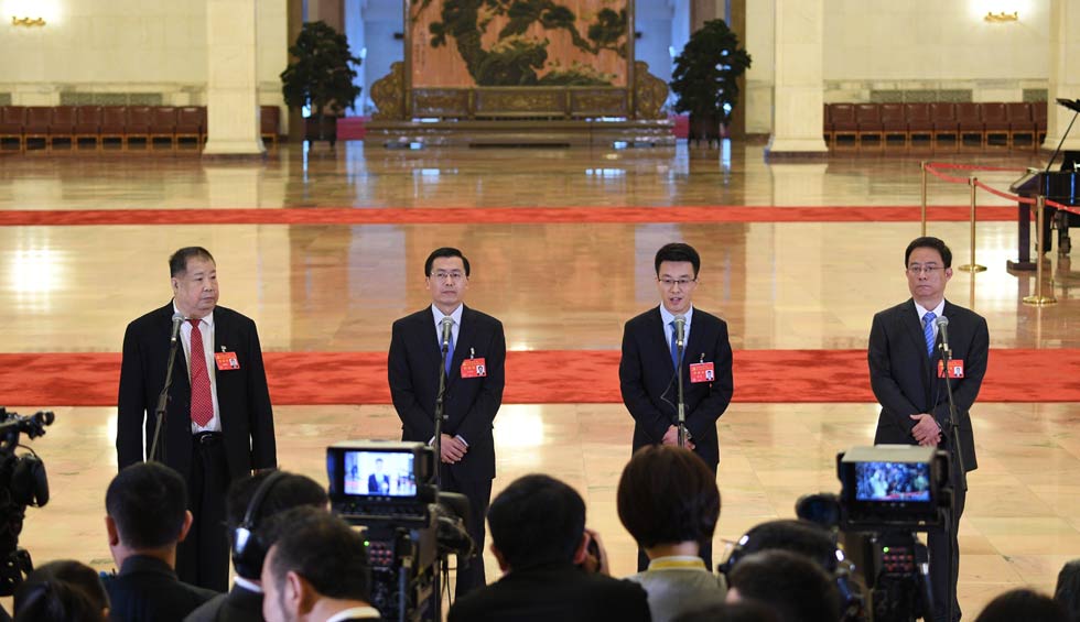 凌解放、王立平、徐川、黃一兵接受采訪