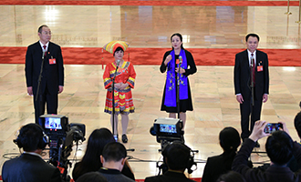 蔡松濤、杜麗群、楊小玲、賈立群代表接受采訪