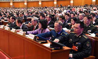與會代表在表決總監票人、監票人名單草案