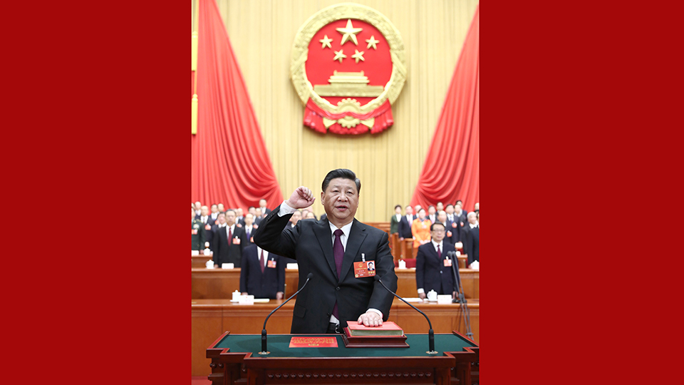 新當(dāng)選的國家主席、中央軍委主席習(xí)近平進(jìn)行憲法宣誓